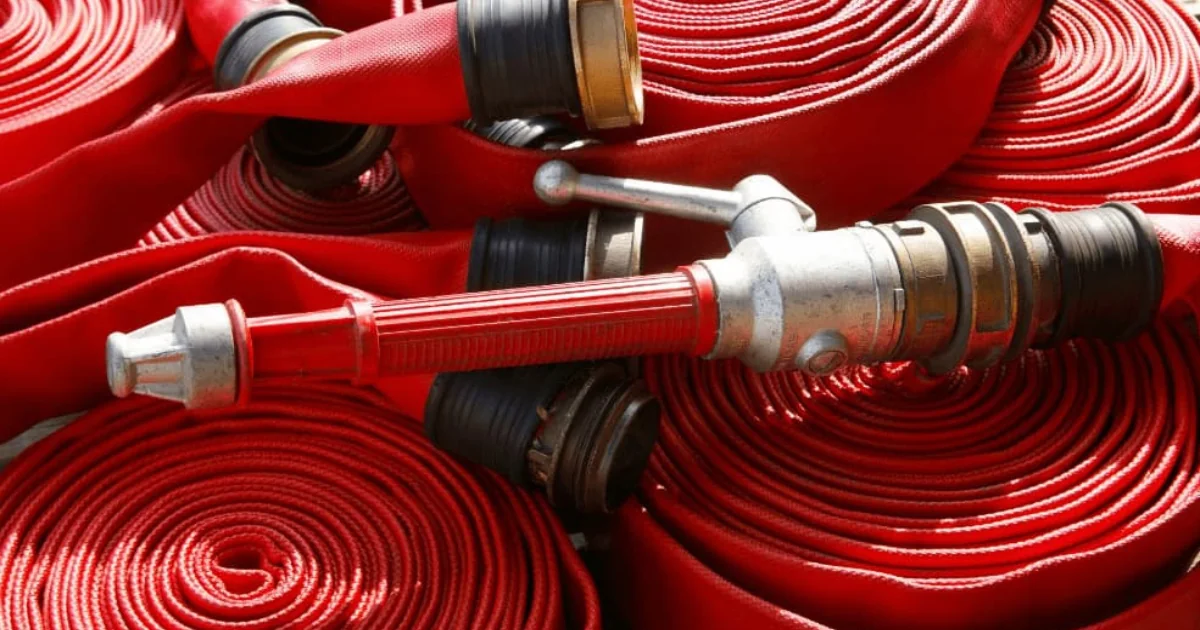 mangueira de incêndio com vazamento